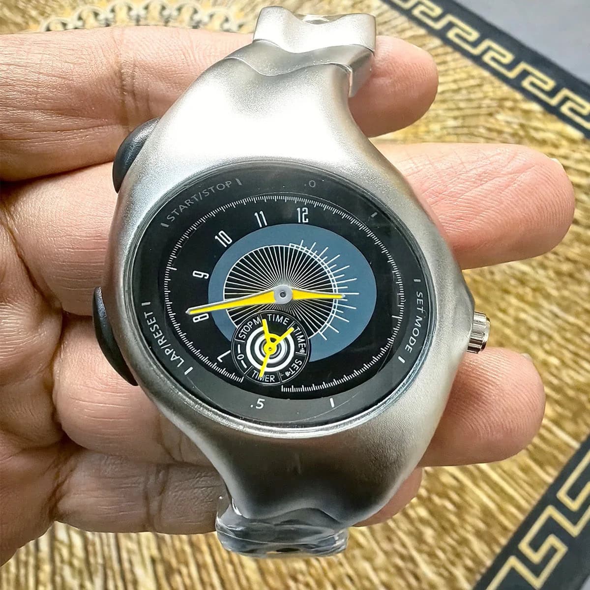 Vintage Y2K Retro Alloy Quartz Watch — image 7